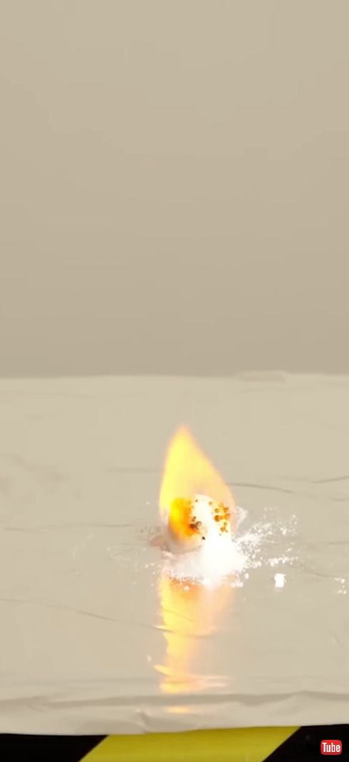 真っ黒に膨らむ様子はまるでヘビ玉！　重曹と砂糖に火を付ける実験がシンプルながら興味深い