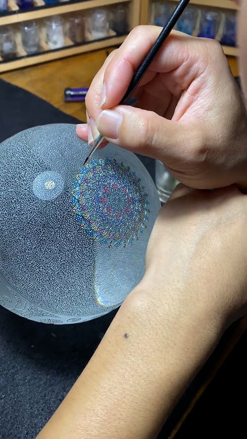 ガラスマーブルへの色入れ作業