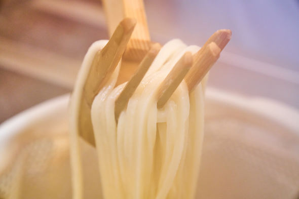 茹で立てあつあつの釜抜き麺
