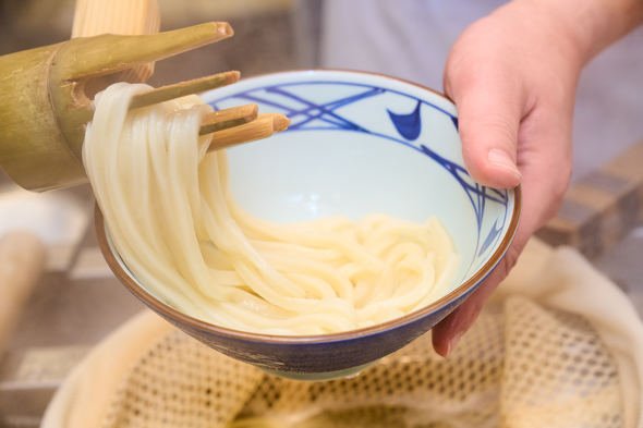 釜抜き麺を器に盛る
