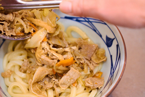 『俺たちの豚汁うどん』　具材を乗せる