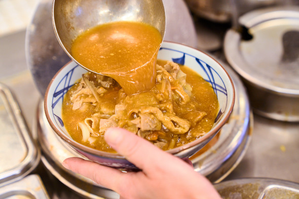 『俺たちの豚汁うどん』　特製味噌だしをかける
