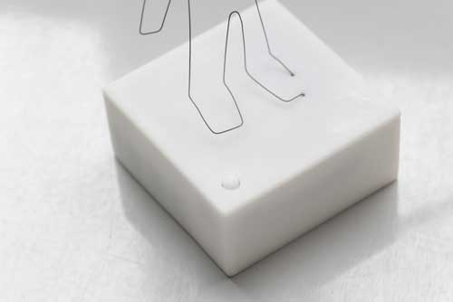 線人間 形状記憶合金 オブジェ 立ち上がる CAMPFIRE