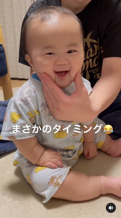 ゲップが出て笑っている赤ちゃんの写真