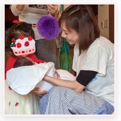 弟に初対面する高橋真麻の長女