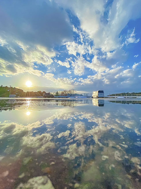 スーパーの駐車場で撮った写真がまるでウユニ塩湖のような美しさ