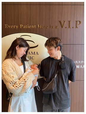 才賀紀左衛門と息子を抱く妻・絵莉