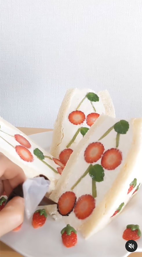 丁寧に輪郭線を描いていきます