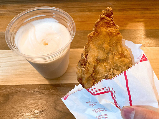 モスバーガー公式、「モスシェイク」に「モスチキン」をダイブさせる食べ方を紹介（#いいにくいことを言う日）