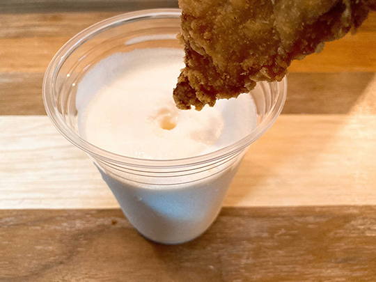 モスバーガー公式、「モスシェイク」に「モスチキン」をダイブさせる食べ方を紹介（#いいにくいことを言う日）