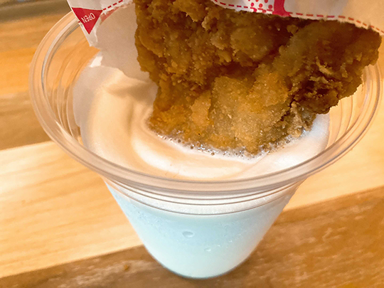 モスバーガー公式、「モスシェイク」に「モスチキン」をダイブさせる食べ方を紹介（#いいにくいことを言う日）
