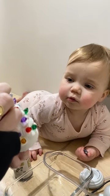 ライトアップしたツリーを見た赤ちゃん