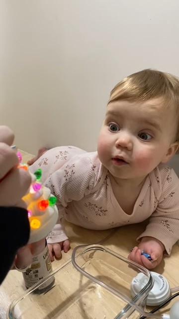 ライトアップしたツリーを見た赤ちゃん