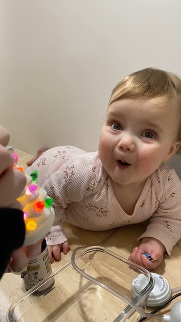 ライトアップしたツリーを見た赤ちゃん