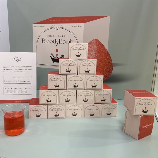 生理中の女性をターゲットにした湯船を真っ赤に変えるバスボム（入浴剤）が、SNS上で「違う、そうじゃない」「生理中に真っ赤な液体見たくない」などと物議