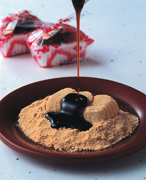 「桔梗信玄餅」をリキュールで再現した“夜の信玄餅”が登場　黒蜜の甘さときな粉の香りを味わえる大人向けアルコール飲料