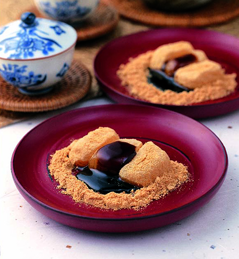 「桔梗信玄餅」をリキュールで再現した“夜の信玄餅”が登場　黒蜜の甘さときな粉の香りを味わえる大人向けアルコール飲料