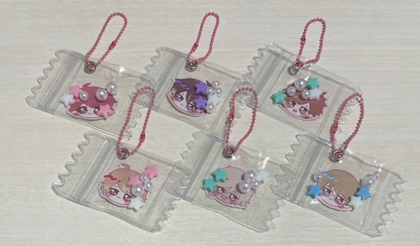 推しのイラストを入れたオリジナルのチャームの画像