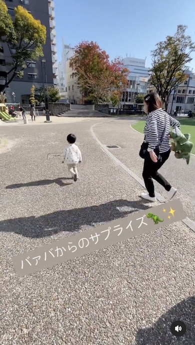 男の子にぬいぐるみをプレゼントしたいおばあちゃんの写真