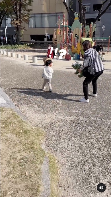 ぬいぐるみに気付いた男の子の写真