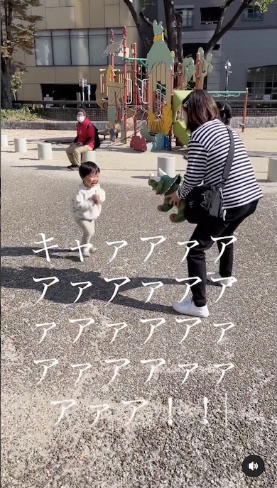 プレゼントが嬉しくて叫んでしまう男の子の写真