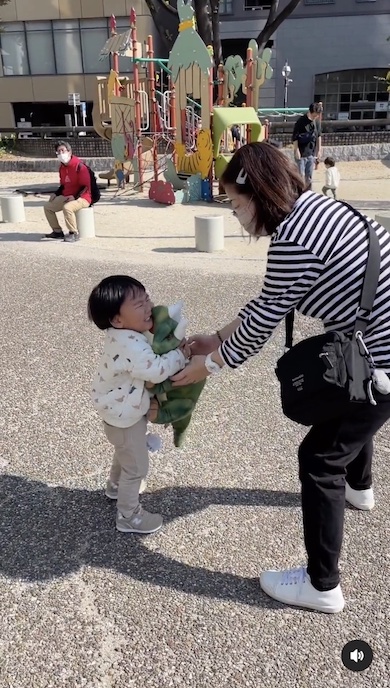 ぬいぐるみを抱きしめる男の子の写真