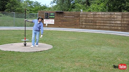 競技者がケーブルを引いてエンジン始動