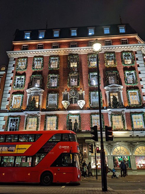 ロンドンのクリスマス装飾が美しすぎると話題に　「本気出してきて美しすぎ」「人生で一度は行ってみたい」