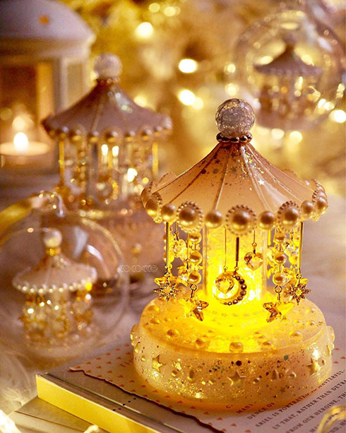 手のひらに載るメリーゴーラウンドがすてき　優しく光をともすハンドメイド品がキャンドルみたいで癒やされる