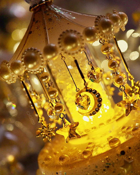 手のひらに載るメリーゴーラウンドがすてき　優しく光をともすハンドメイド品がキャンドルみたいで癒やされる