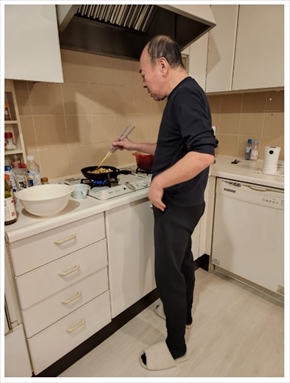妻・武東由美の看病で料理をするモト冬樹