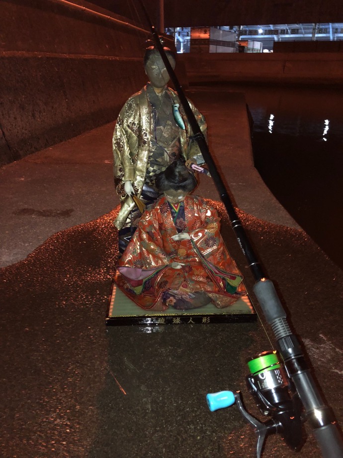 夜中に釣れた「泥まみれの日本人形」　ある釣り人の「人生最恐の釣果」がガチで怖すぎると話題に