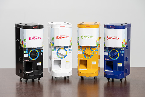 ガシャポン自販機を再現した「ガシャポンペーパークラフト」発売　ハンドル操作で紙製カプセルが飛び出す本格仕様