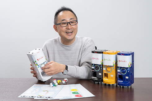 ガシャポン自販機を再現した「ガシャポンペーパークラフト」発売　ハンドル操作で紙製カプセルが飛び出す本格仕様