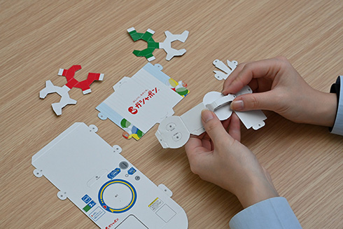 ガシャポン自販機を再現した「ガシャポンペーパークラフト」発売　ハンドル操作で紙製カプセルが飛び出す本格仕様