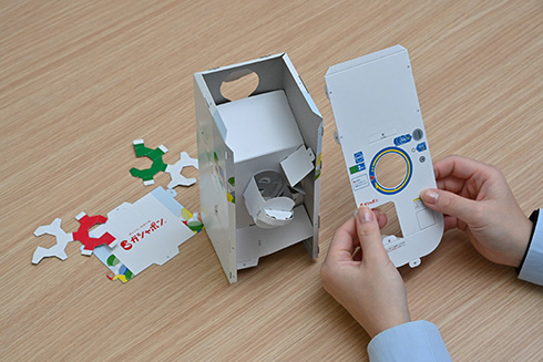 ガシャポン自販機を再現した「ガシャポンペーパークラフト」発売　ハンドル操作で紙製カプセルが飛び出す本格仕様