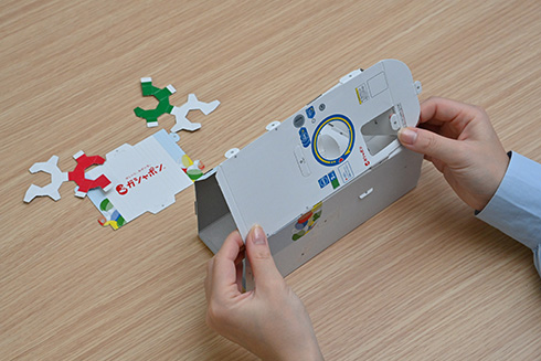 ガシャポン自販機を再現した「ガシャポンペーパークラフト」発売　ハンドル操作で紙製カプセルが飛び出す本格仕様