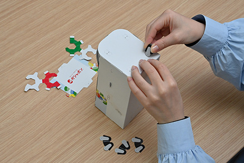 ガシャポン自販機を再現した「ガシャポンペーパークラフト」発売　ハンドル操作で紙製カプセルが飛び出す本格仕様