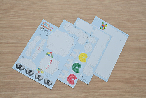 ガシャポン自販機を再現した「ガシャポンペーパークラフト」発売　ハンドル操作で紙製カプセルが飛び出す本格仕様