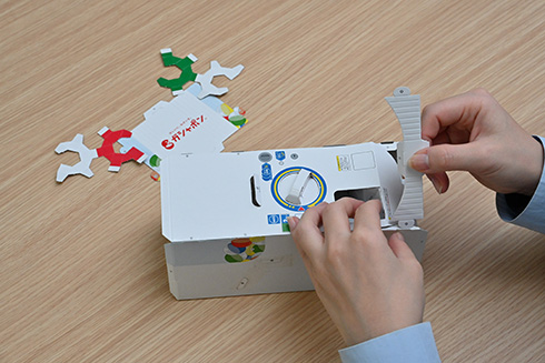 ガシャポン自販機を再現した「ガシャポンペーパークラフト」発売　ハンドル操作で紙製カプセルが飛び出す本格仕様