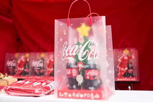 全員もらえるプレゼント背負った“コカ・コーラサンタ”が日本縦断