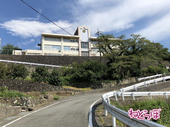 山梨県身延町にある旧下部小中学校。ゆるキャン△・本栖高校のモデルになった