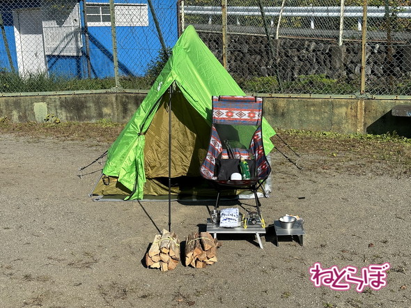 非日常感がハンパない「校庭」にテントを張ってすごす＆いつもの平日PC仕事もこなす！