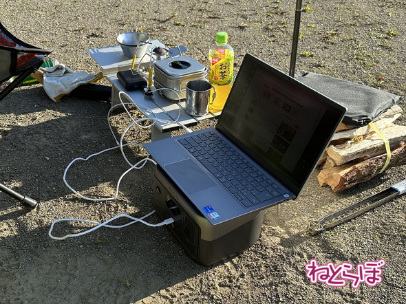容量256Wh／重量約3.5キロのポータブル電源「RIVER 2」を持ち込んで、キャンプ地で「PC仕事」もちゃんとする。電源が用意されているキャンプ場も増えているが、今回のように電源がないほとんどのサイトではポータブル電源が役に立つ