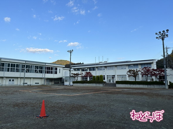 「ゆるキャン△」の聖地・本栖高校　ここを「往復1万円で行く“バス鉄キャン”」のキャンプ地とする！