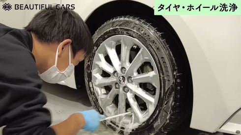 ホイールのガンコな鉄粉汚れは専用ケミカルで、手が入らない細かいところは100均のコップ洗いスポンジがお役立ち