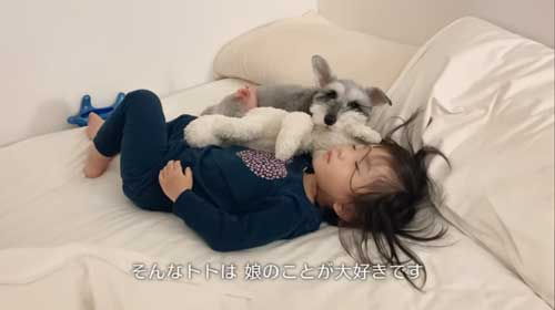 添い寝する娘とワンコ