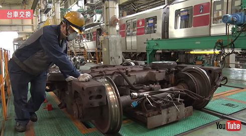 古くなった台車を運び出してメンテナンス