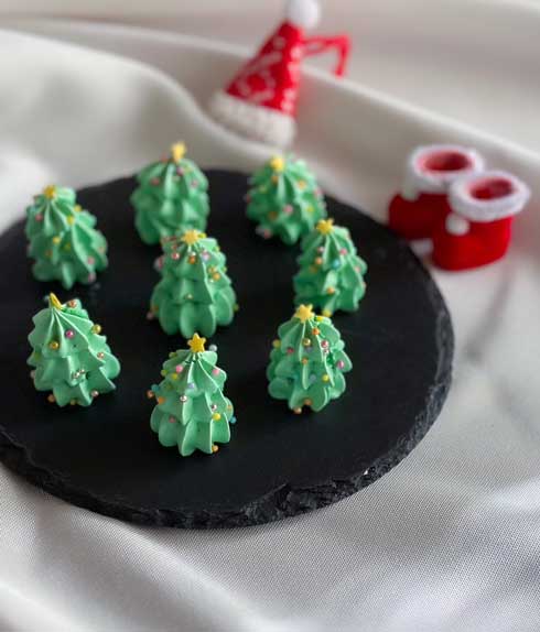 クリスマスツリーのメレンゲクッキーが焼く前からカワイイ