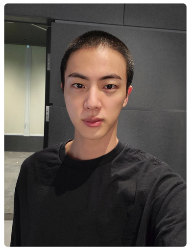 韓国「BTS」防弾少年団のJINが韓国軍入隊前に「Weverse」で丸刈り姿